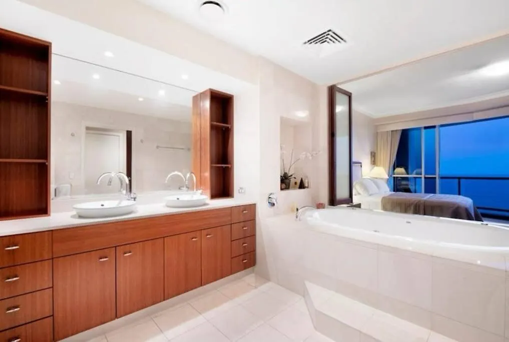 Welcome To A 275M2 Sub-Penthouse With Great Ocean Gold Coast Apartment